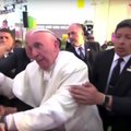 Įsiaudrinusi minia popiežių išvedė iš kantrybės