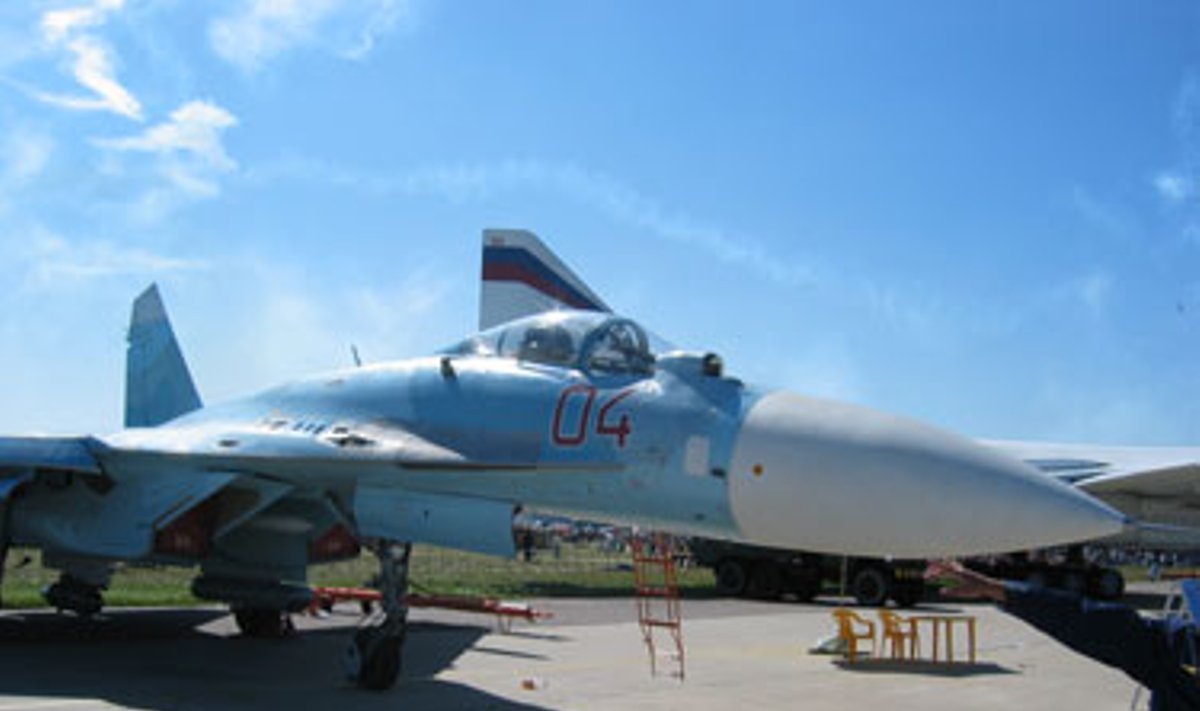 „Su-27“ – naikintuvas, pasižymintis unikaliomis savybėmis, galintis skristi ypač ilgas distancijas. Jis kelias sekundes gali laikytis ore vertikaliai. Rusų gamykloje „Suchoj“ jis buvo sukurtas kaip priešprieša amerikiečių naikintuvams F-14, 15, 16 ir F/A-18.