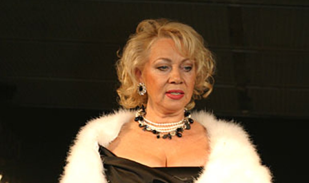 Karen Millen. Ruduo - žiema 2005-2006 m. Kolekciją demonstruoja visų laikų žymiausios Lietuvos manekenės