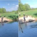Nufilmavo žiaurų elgesį prie upės: vyras 3 kartus sviedė šunį į vandenį