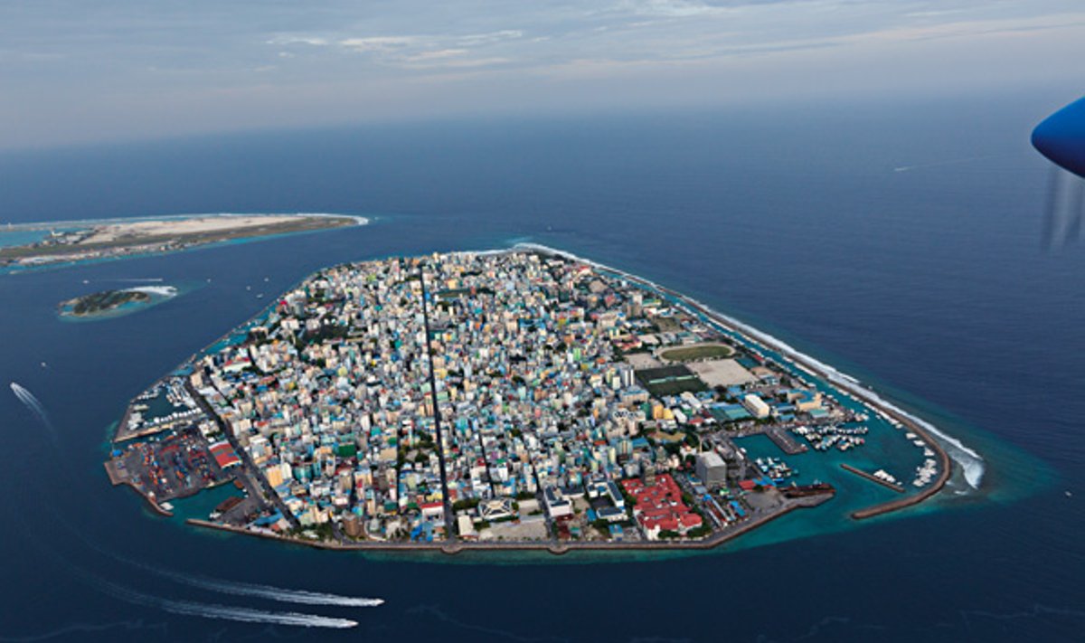 Indijos vandenyno salose esantys Maldyvai – žemiausia ir plokščiausia valstybė pasaulyje, Iki 2100 m. kylantis jūros lygis gali priversti Maldyvų gyventojus palikti savo namus. Šioje 1,9 kvadratinių kilometrų saloje, kur įsikūrusi šalies sostinė Malė, gyvena daugiau nei 100 000 žmonių (George Steinmetz/National Geographic)