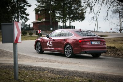 ""Audi A5 Sportback" posūkiuose važiuoja greitai ir tiksliai 