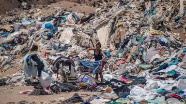 Nežemiško grožio vieta užtvindyta tūkstančiais tonų drabužių atliekų: problema – kur kas didesnė, nei atrodo 