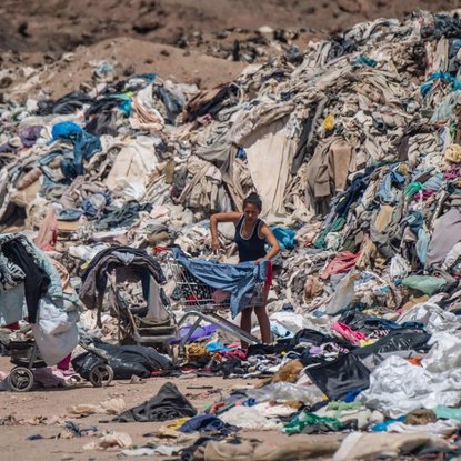 Nežemiško grožio vieta užtvindyta tūkstančiais tonų drabužių atliekų: problema – kur kas didesnė, nei atrodo 