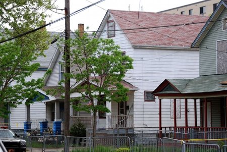 Namas Klivlende, kuriame 10 metų buvo kalinamos trys moterys