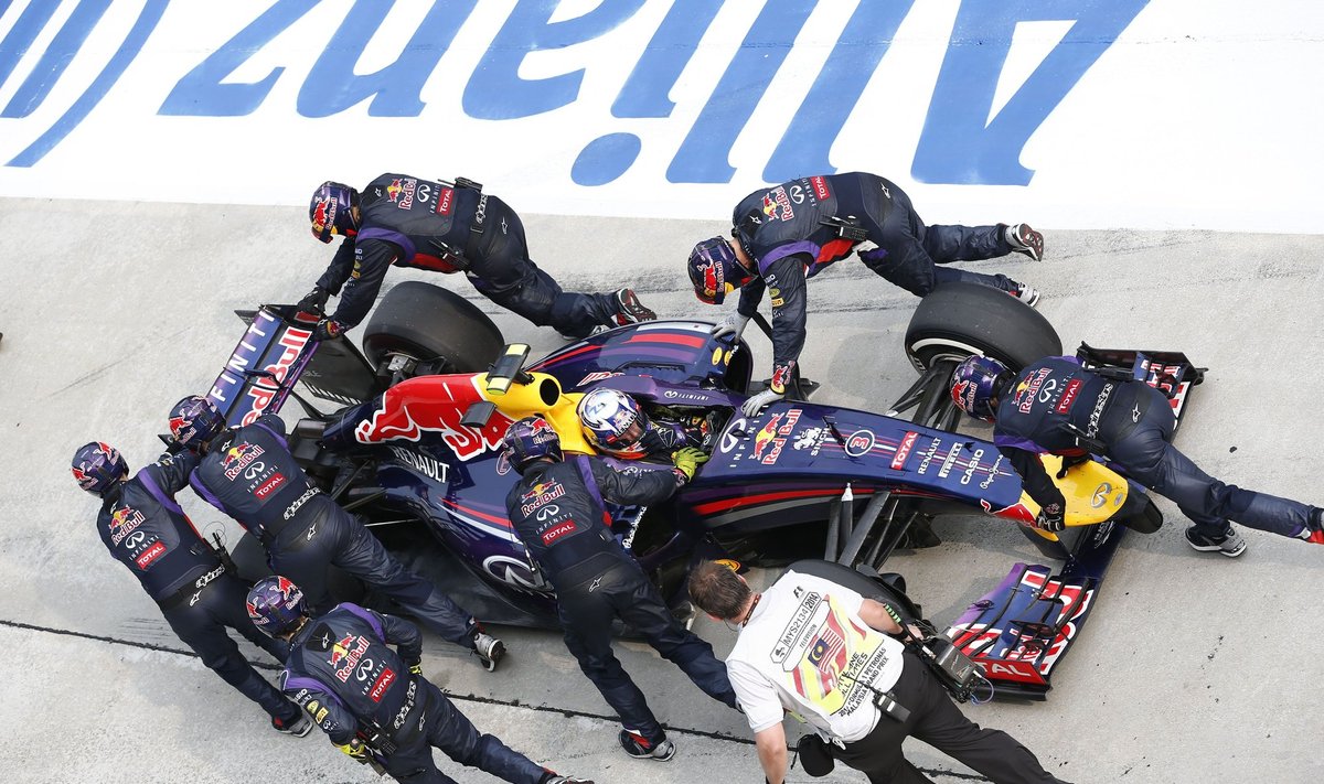 Danielis Ricciardo ir "Red Bull" komandos mechanikai