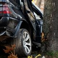 В Вильнюсе в деревья врезались автомобили BMW и Mercedes Benz
