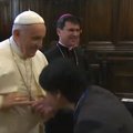 Ėmė nuogąstauti dėl vaizdo įraše užfiksuoto popiežiaus elgesio: kas čia nutiko?