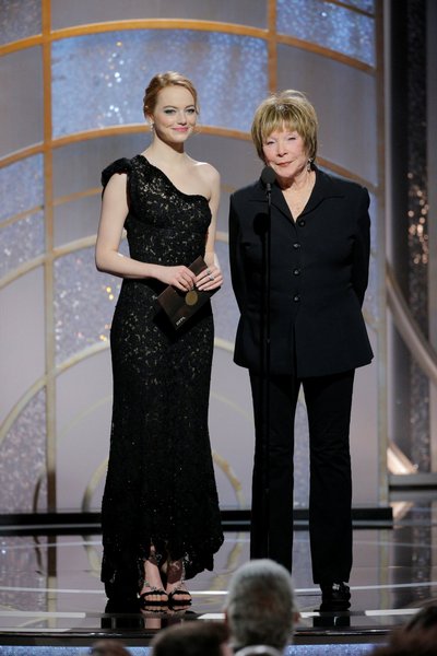 Emma Stone ir Shirley MacLaine