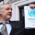Emocingasis J. Assange'as iš ambasados balkono džiaugėsi JT darbo grupės sprendimu