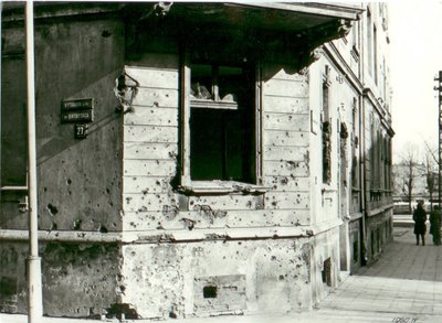 Vokiečiai ruošėsi mieste intensyviai gintis. Vido Dambrausko nuotraukoje 1980 m. užfiksuota pusrūsyje įrengta snaiperio pozicija