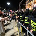 Водометы и избитые оппозиционеры: власти разогнали акцию против "закона об иноагентах" около парламента Грузии