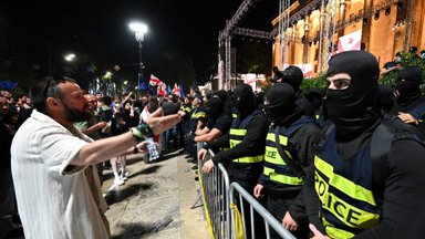 Водометы и избитые оппозиционеры: власти разогнали акцию против "закона об иноагентах" около парламента Грузии