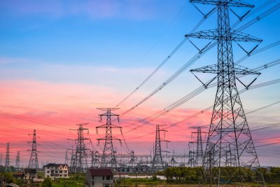 Elektra, laidai, elektros linijos, stulpai, saulėlydis, energija