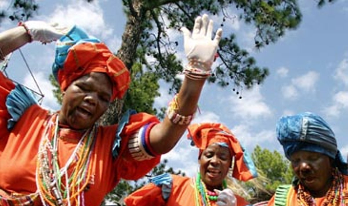 Pietų Afrikos Respublikos moterys švenčia 10-ąsias apartheido režimo nuvertimo metines.