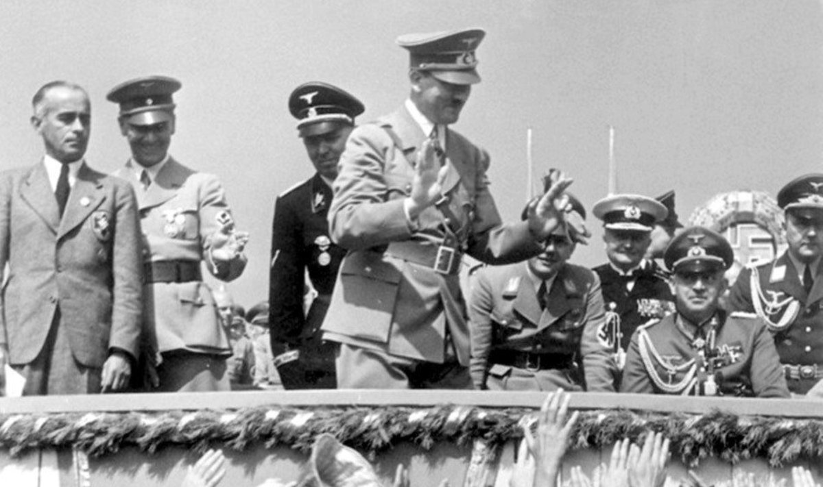 Vokietijos moterys sveikina Adolfą Hitlerį. 