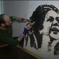 Dailininkas iš Egipto vinimis ir plaktuku kuria garsių žmonių portretus