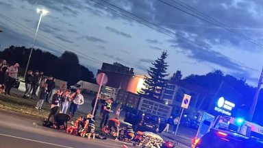 В Каунасе автомобиль не пропустил мотоцикл, пострадали два человека