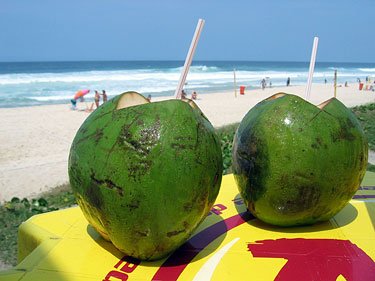 Geriausia atgaiva karštą dieną paplūdimyje - kokoso pienas. Rio de Žaneiro, Brazilija. Arūno Nesavo nuotr. 