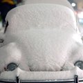 Baudos kvitą skyrė iš sniego nulipdytam automobiliui
