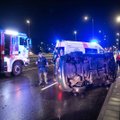Vilniuje prie Edukologijos universiteto apsivertė automobilis, kraujuojantis vairuotojas dėjo į kojas