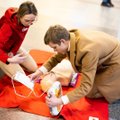 Vilniaus ir Kauno oro uostuose kvietė išmokti padėti širdžiai ir naudotis automatiniais defibriliatoriais