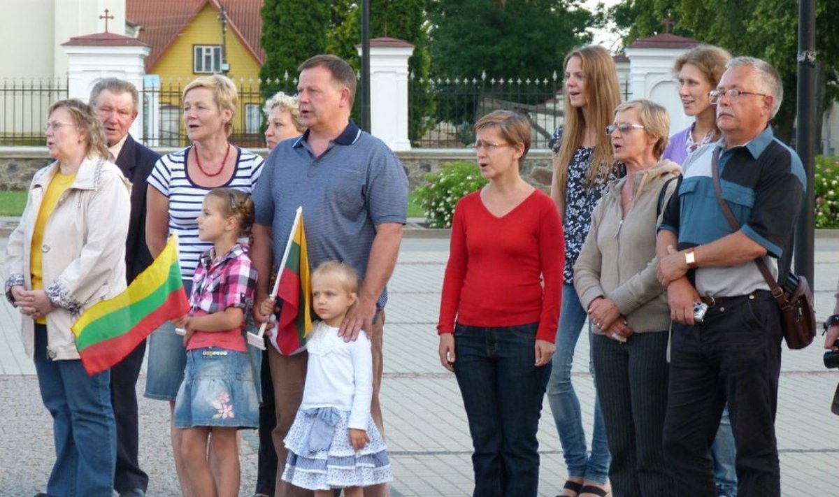 Minint Valstybės dieną, lietuviai Lietuvoje ir visame pasaulyje tradiciškai giedojo šalies himną, Vinco Kudirkos sukurtą Tautišką giesmę.