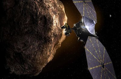 NASA zondas Lucy, jau dvejus metus skriejantis Jupiterio orbitos link, praeitą savaitę praskrido pro asteroidą Dinkinešę. NASA archyvo nuotr.