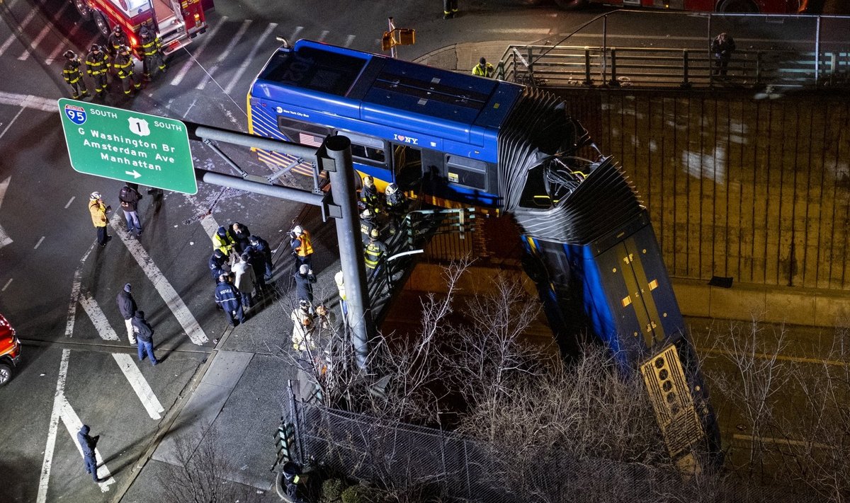 Niujorke viešojo transporto autobusas po avarijos pakibo ant viaduko