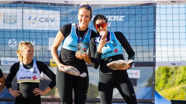 Pirmas podiumas: paplūdimio tinklininkės D. Kvedaraitė ir J. Kovalskaja Estijoje iškovojo bronzos medalius