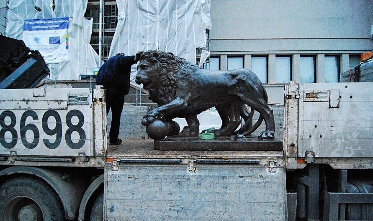 Prie Karo muziejaus sugrįžo legendinės metalinės liūtų skulptūros