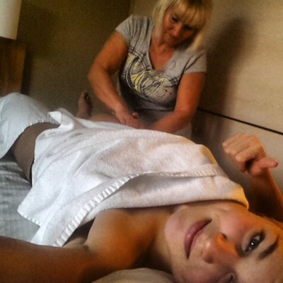 Rūta Meilutytė mėgaujasi atpalaiduojančiu raumenų masažu