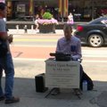 Neįprasta profesija: Niujorko gatvėje eiles praeiviams kuriantis poetas