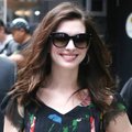 Su suknele iš blusų turgaus pasirodžiusi A. Hathaway atskleidė savo pasirinkimo priežastį