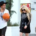 Dėl nevykusio Helovino kostiumo atlikėja A. Lavigne netyčia atidengė savo spenelį