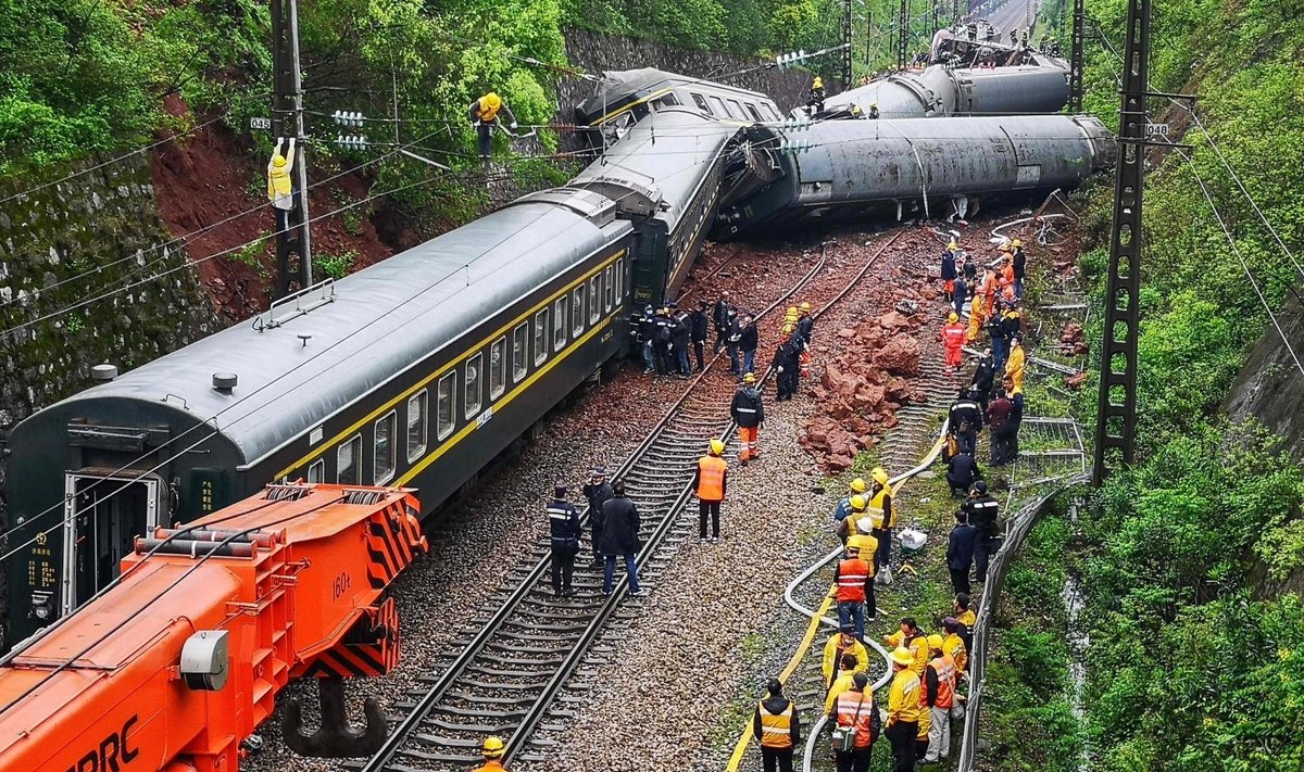 Kinijoje nuo bėgių nulėkus traukiniui vienas žmogus žuvo