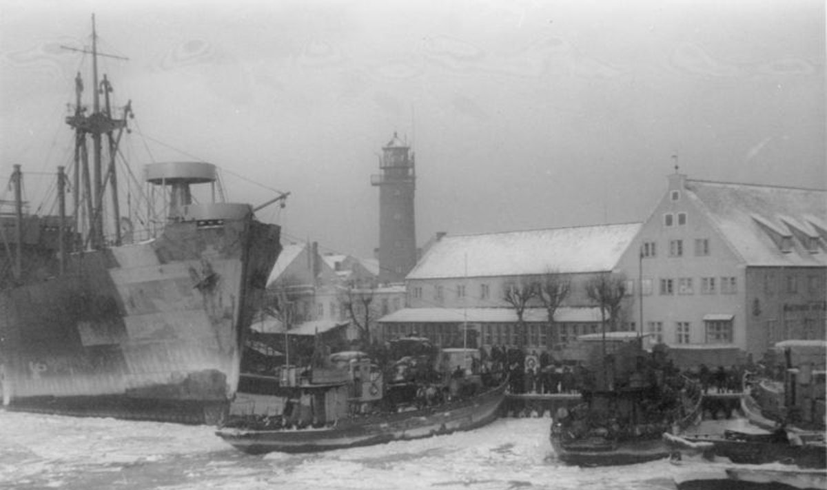 Piliavos uostas (dab. Baltijskas) 1945-ųjų sausį. Prie šios krantinės prisišvartavę laivai 1945 m. žiemą buvo tapę paskutine viltimi išsigelbėti šimtams tūkstančių Rytų Prūsijos gyventojų. Nuotrauka iš Bildarchive. 