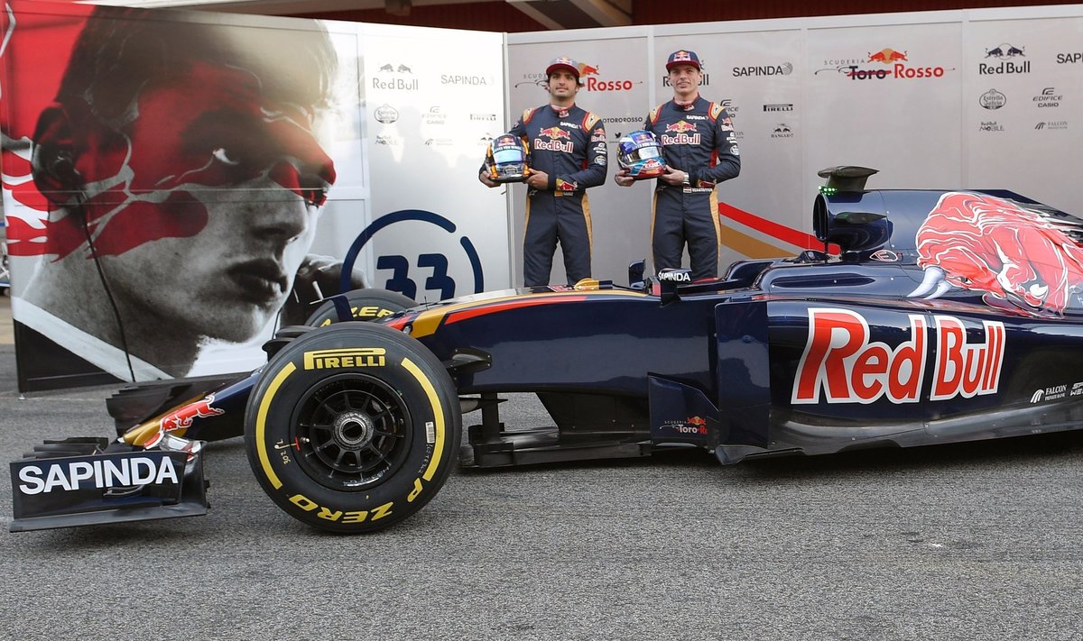 Maxas Verstappenas ir Carlosas Sainzas prie "Toro Rosso" komandos automobilio STR11