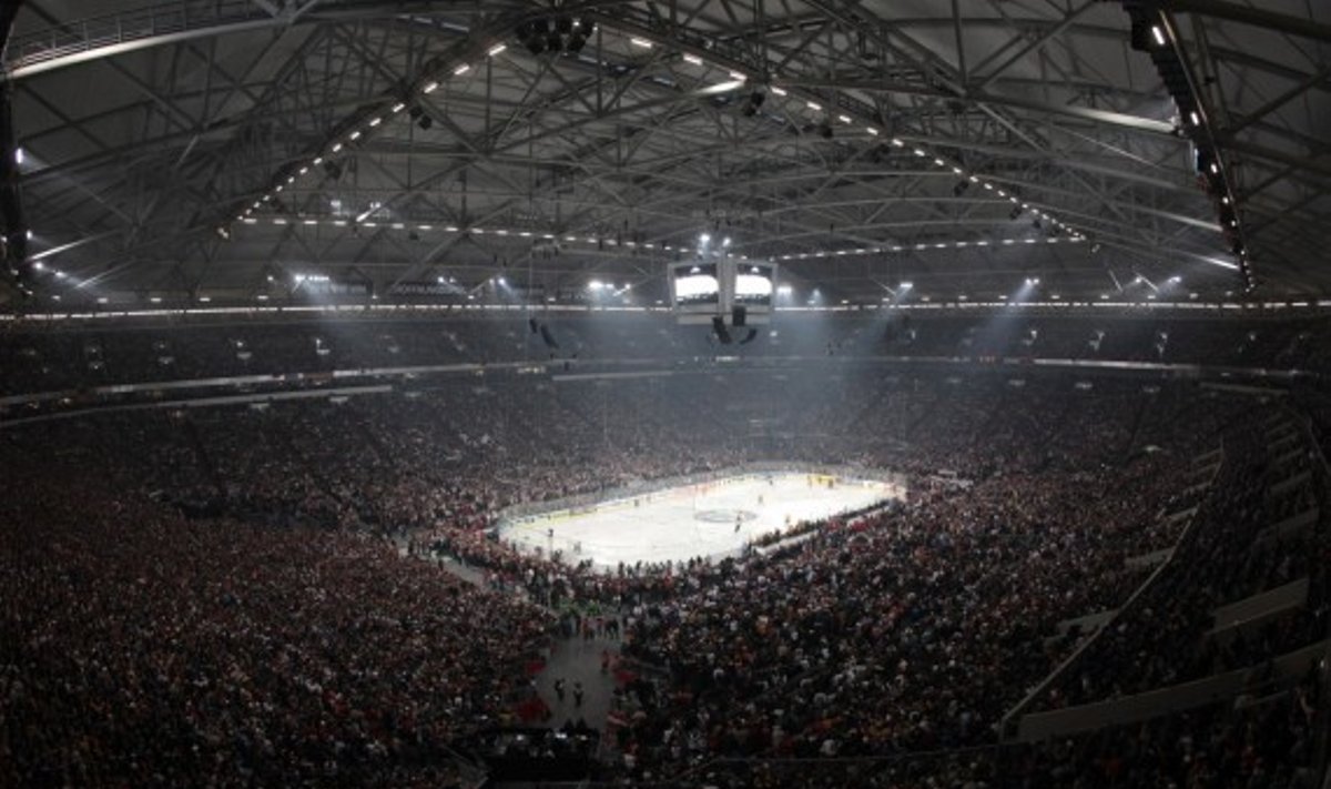 Gelzenkircheno arenoje ledo ritulio mačą Vokietija - JAV stebėjo 70 tūkst. žiūrovų 