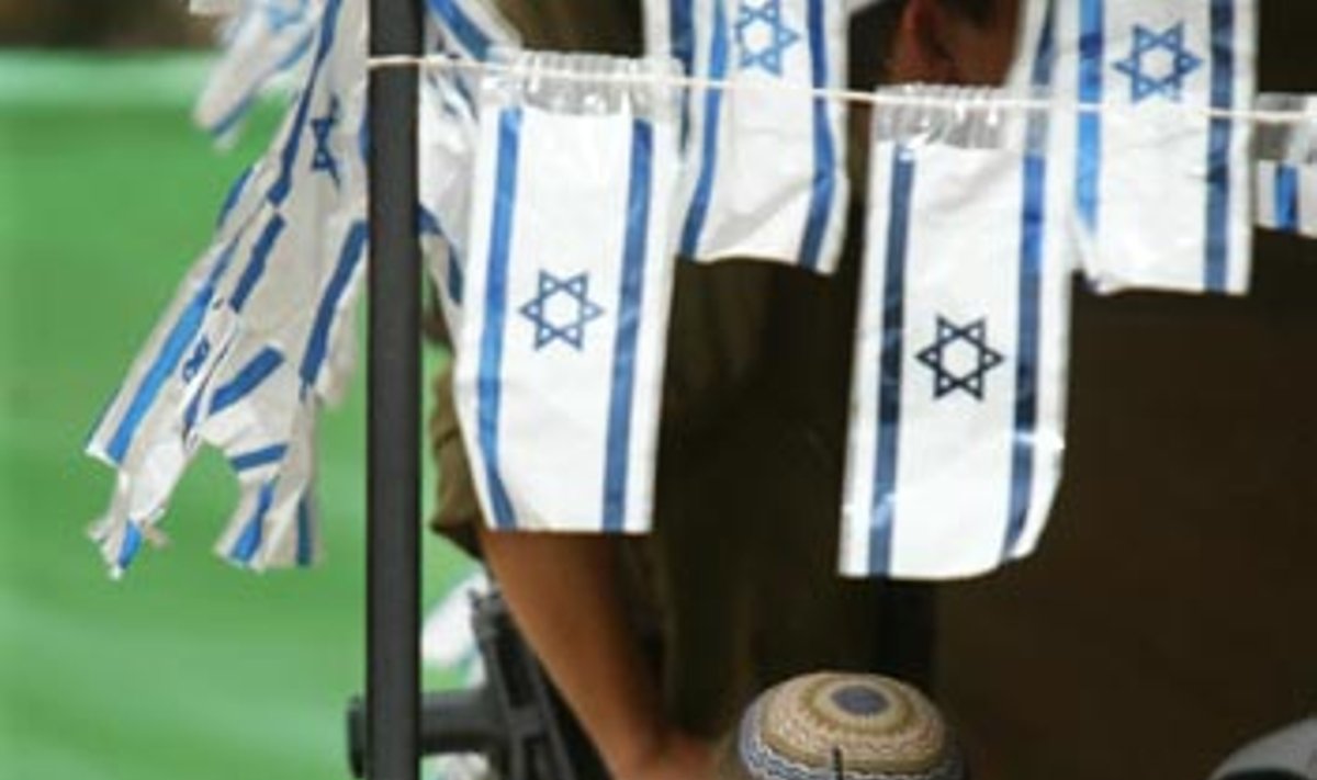 Izraelietis berniukas žaidžia automatu per ginklų parodą, skirtą 56-osioms Izraelio nepriklausomybės metinėms.
