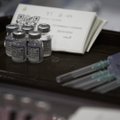 Japonija veda derybas su „Pfizer“ dėl spartesnio stiprinamųjų vakcinos dozių pristatymo