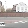 Nufilmuota: motociklas lėkė taip, kad vaikai gelbėjosi bėgdami nuo perėjos