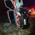 В Паневежском районе перевернулся автомобиль скорой помощи с украинскими врачами