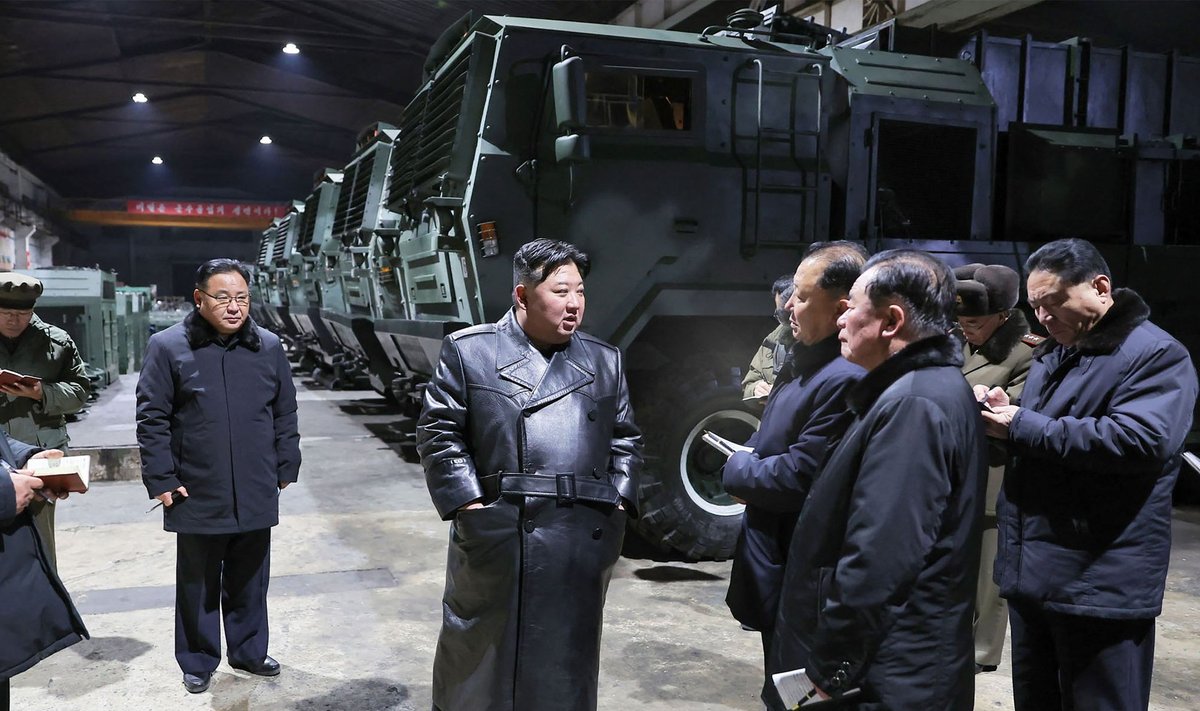 Kim Jong Unas apžiūri balistines raketas.jpg