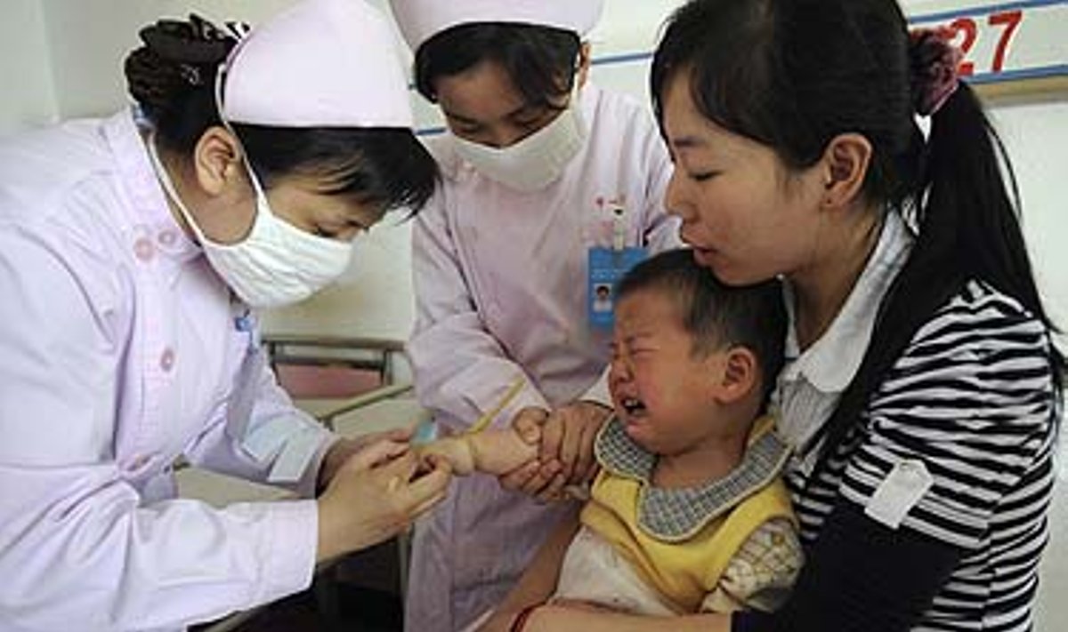 Medikai Kinijoje apžiūri berniuką