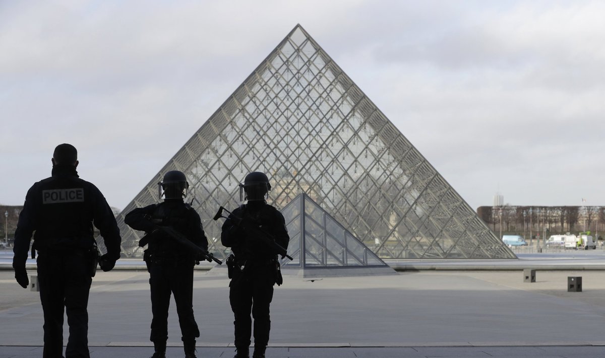Prie Paryžiaus Luvro muziejaus pašautas ginkluotas vyras
