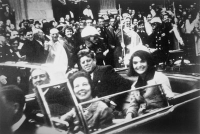 Johnas Kennedy's su žmona Jacqueline ir Teksaso gubernatoriumi Johnu Connally'iu su žmona Dalase prieš pat nužudymą