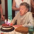 102-asis gimtadienis - močiutė pametė dantis pūsdama žvakutes
