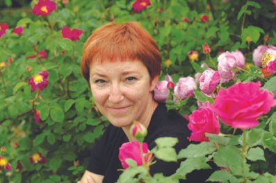 Nijolė Karpavičienė tarp savo auginamų rožių. 