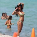 Italų pornografijos žvaigždutė paplūdimyje visiškai atsipalaidavo